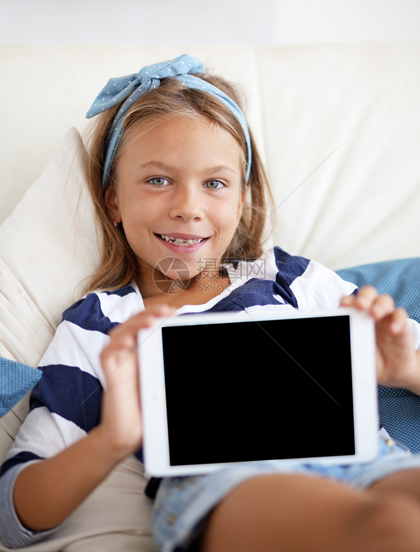 在平板上玩耍的孩子 pc电脑笔记本通讯木板乐趣教育知识分子技术女孩互联网图片