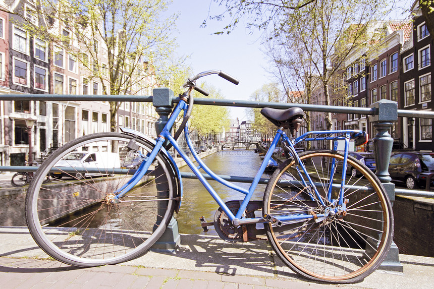 荷兰阿姆斯特丹一座桥上的老旧自行车图片