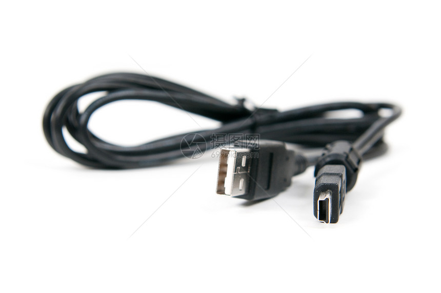以白色背景隔离的小型用户电缆港口技术网络黑色硬件绳索连接器电子电气宏观图片