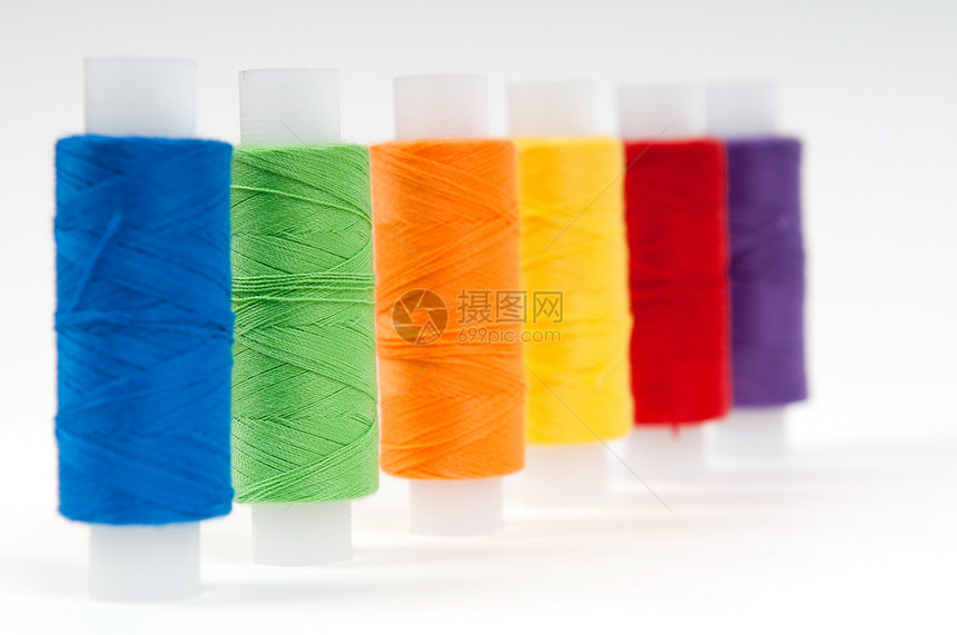 一套白色背景的缝纫线蓝色工具衣服维修织物圆圈工艺橙子细绳彩虹图片