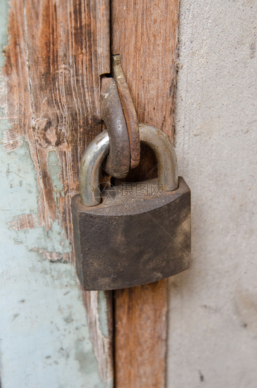 旧木制门上的金属生锈锁安全房子古董锁孔隐私木头挂锁图片