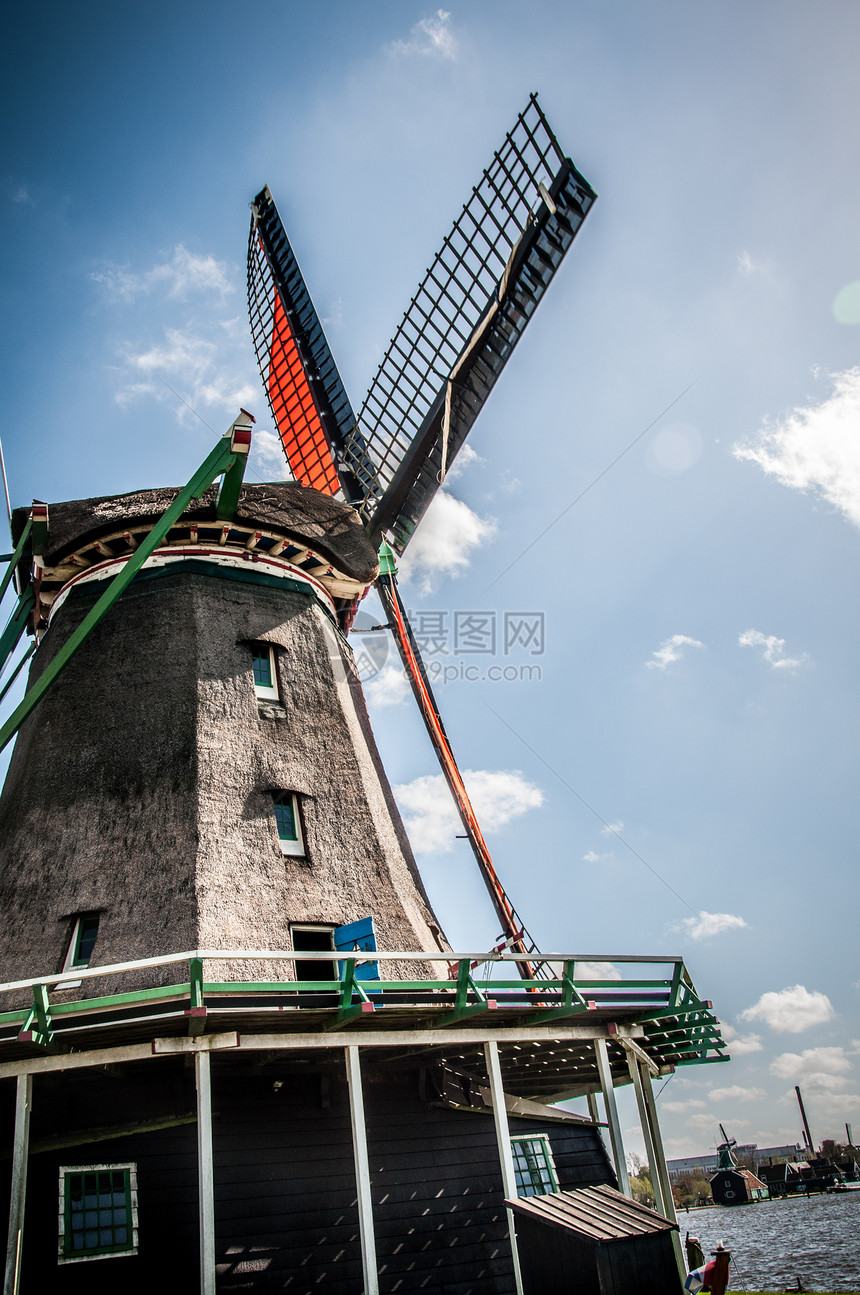 荷兰风车瓷砖蓝色天空能源翅膀木头建筑图片