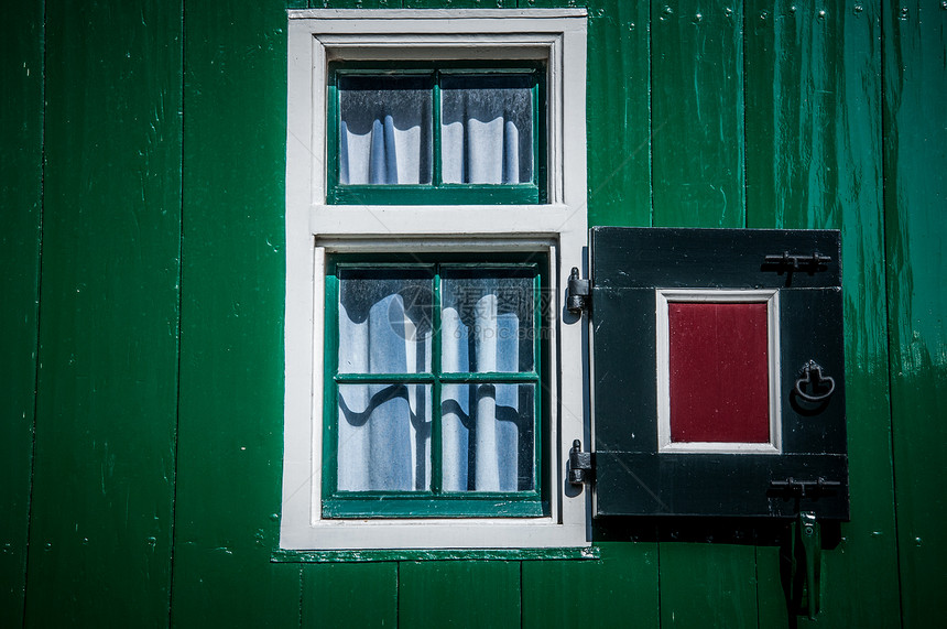 村里有木屋楼梯绿色绘画木头窗户快门图片