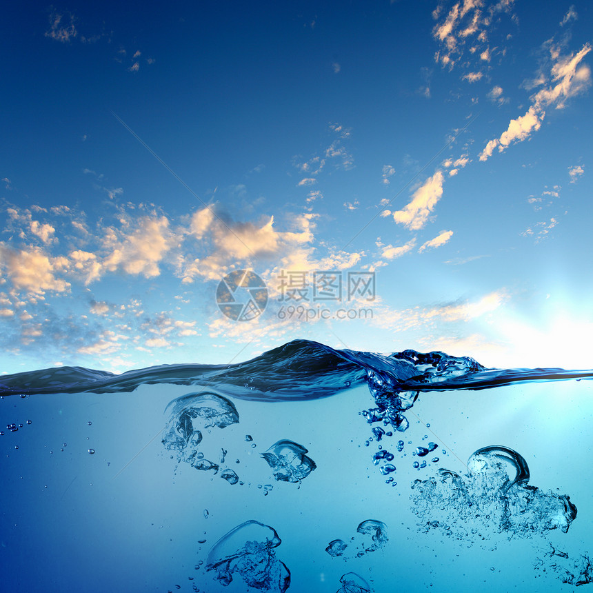 海浪与泡沫卫生气泡运动温泉活力波纹流动液体天空太阳图片