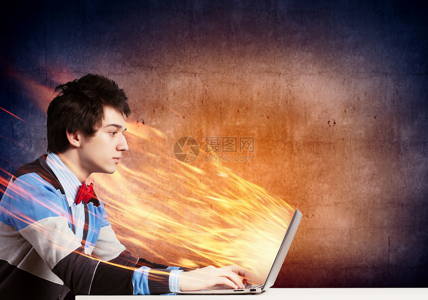使用膝上型电脑的商务人士办公室火焰创新人士经理衬衫屏幕互联网网络职业图片