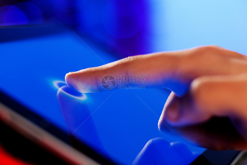 手指触摸屏幕药片蓝色电脑界面手势商业笔记本互联网监视器创新图片