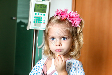 吊点滴女孩住院女童状况诊所生理微笑静脉住院治疗病人小女孩静脉袋医疗背景