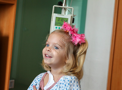 吊点滴女孩住院女童疾病注射病痛女孩诊所愈合录取药品静脉孩子们背景