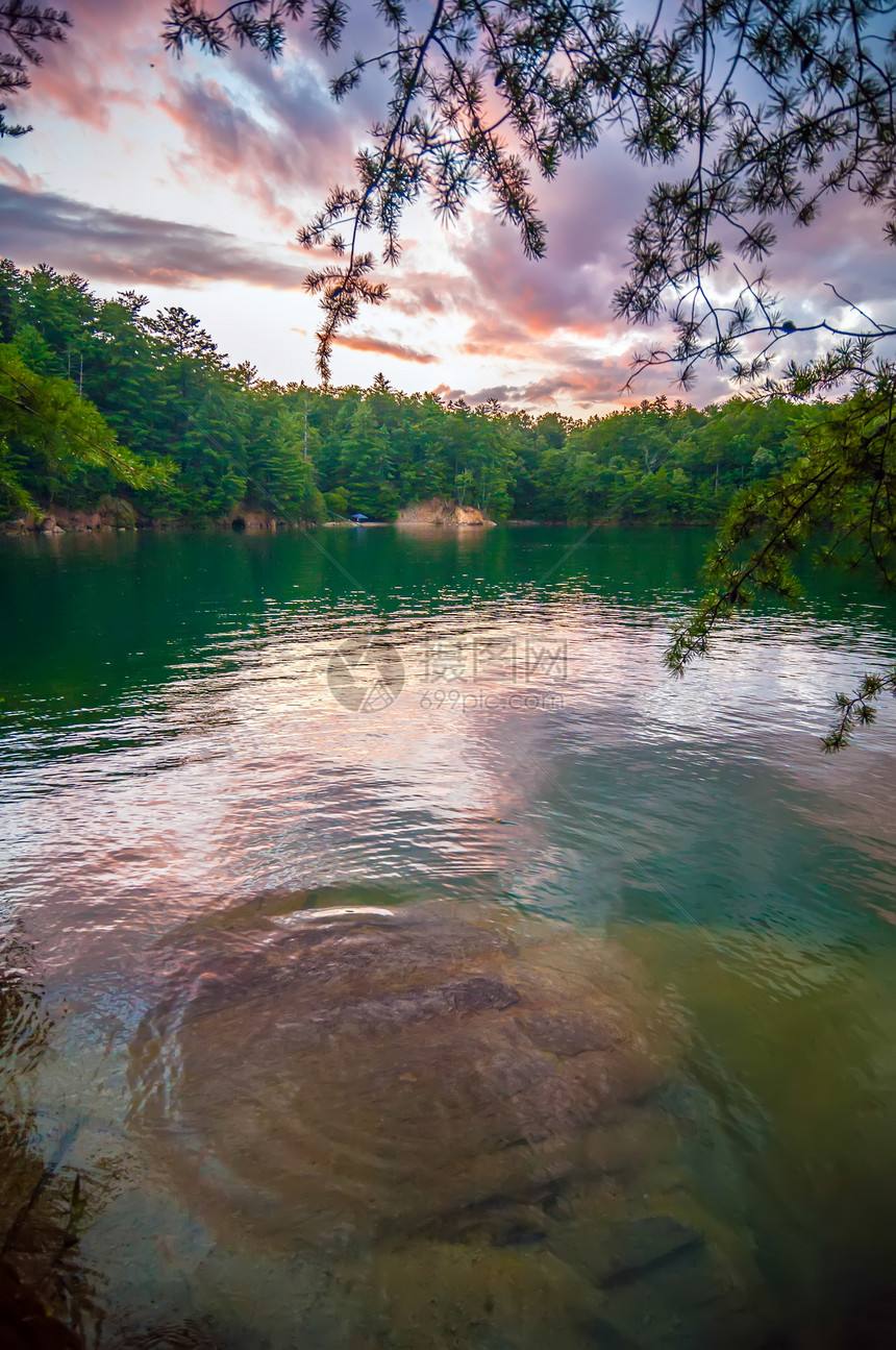 环绕湖面的风景树木森林公园蓝色骑手日出全景峡谷外表反射图片