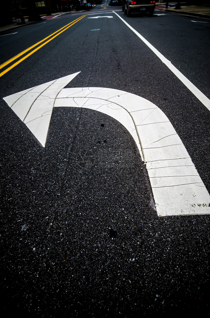在人行道上画向箭头线条驾驶路标白色路面前锋粒状车道出口运输图片