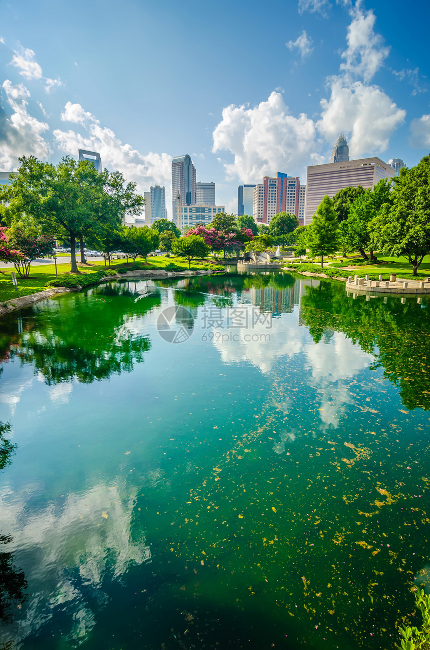 北卡罗莱纳州北部Charlotte的天线和城市街道a精神工匠商业运输住宅区晴天商店天际蓝色中心图片