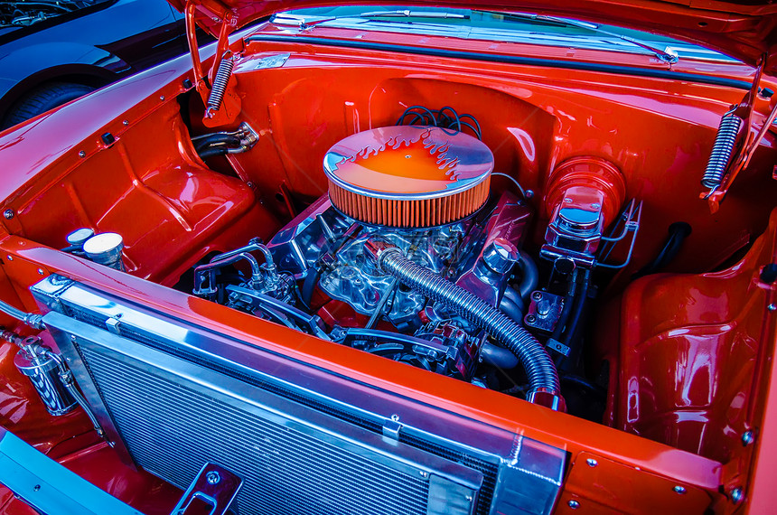 在一辆经典肌肉车的引擎盖下赛车车辆汽车红色金属发电厂合金发动机机器车厢图片