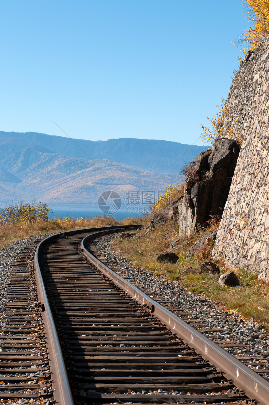 环贝加尔湖铁路  历史悠久的铁路沿俄罗斯伊尔库茨克地区的贝加尔湖运行海岸线孤独隧道岩石晴天引擎旅行建筑学通道海岸图片