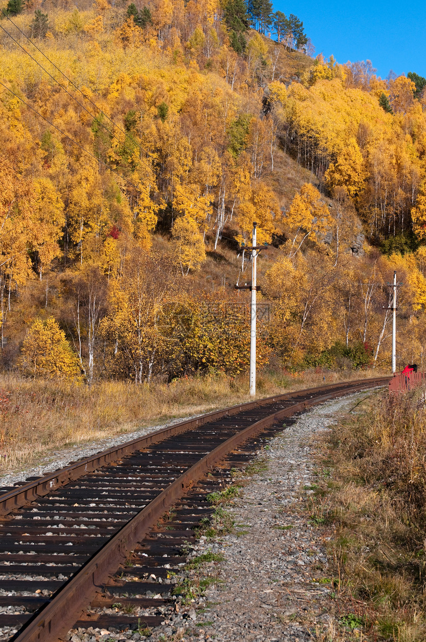 环贝加尔湖铁路  历史悠久的铁路沿俄罗斯伊尔库茨克地区的贝加尔湖运行旅行铁轨阳光技术运输孤独晴天引擎工程岩石图片