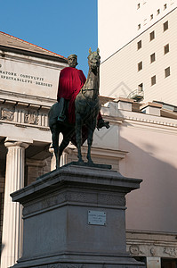 索卡罗广场意大利热那亚州法拉利广场 卡洛费利斯剧院前的朱塞佩加里瓦尔迪雕像雕塑艺术历史英雄国家纪念碑房子青铜马背建筑学背景