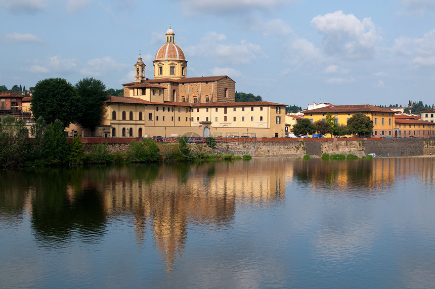 意大利托斯卡纳州佛罗伦萨Cestello的Arno河和教堂天空文化历史建筑教会游客景观艺术旅行地标图片