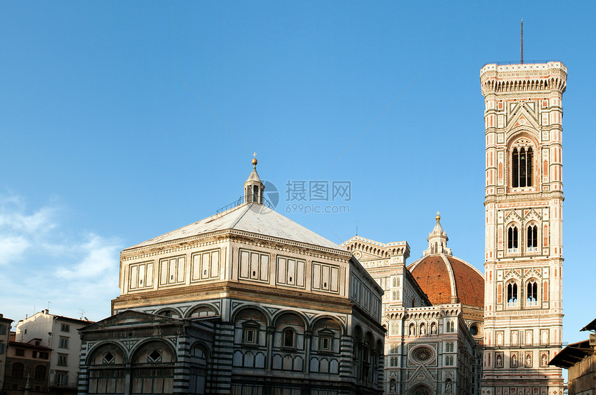 意大利托斯卡纳佛罗伦萨的多莫钟楼旅游城市天空艺术游客历史大教堂旅行地标图片