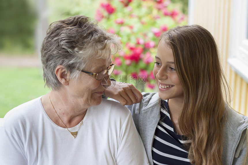 年老妇女和少女父母亲感情朋友们金发头发退休监护人奶奶面孔家庭图片