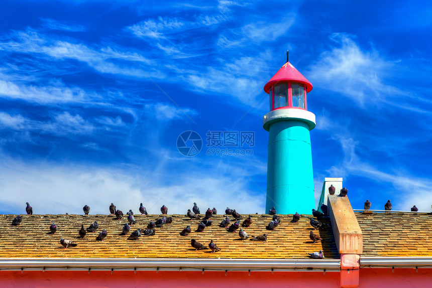 灯塔对抗蓝天房子港口海洋红色海岸建筑蓝色鸟类水手色彩图片