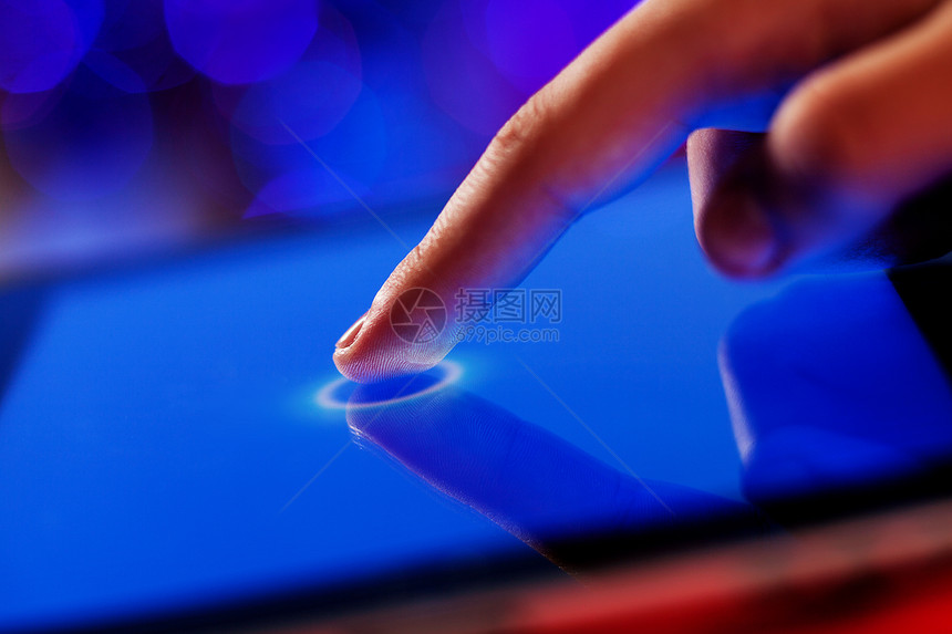 手指触摸屏幕平板蓝色界面展示药片商业电脑手势按钮男人图片