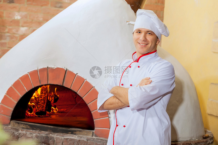 年轻男厨师男人面包师用具面团火炉烘烤烹饪木板食谱面包图片