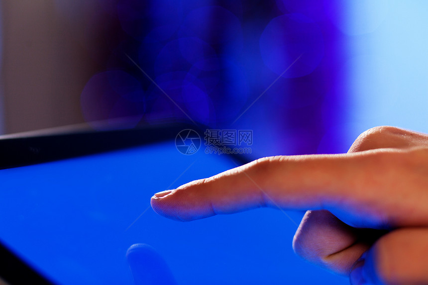 手指触摸屏幕软垫展示商业监视器创新男人笔记本娱乐互联网按钮图片
