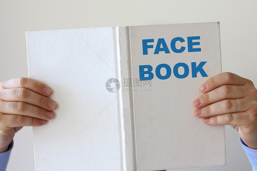 读一本名为 脸书 的书的人图片