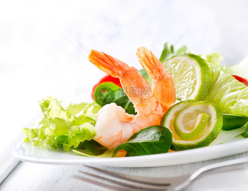 健康的虾沙拉 配有混合绿菜和西红柿图片