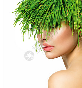 带青草新毛发的美女春女女孩草地女士发型环境荒野治疗理发洗发水花园背景图片