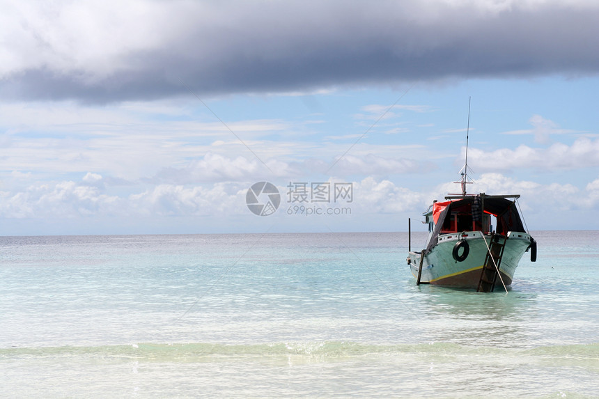 被触碰的热带海滩海岸线支撑阳光天堂海洋太阳植物风景海岸海景图片