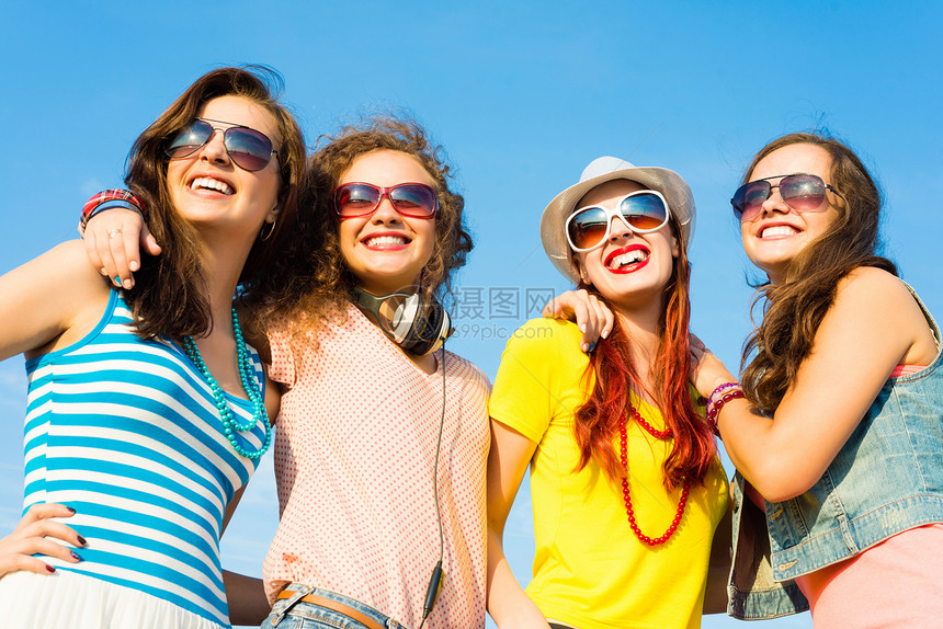 身戴太阳眼镜和帽子的青年群体友谊日落阳光照射舞蹈女孩派对拥抱音乐朋友们蓝色图片