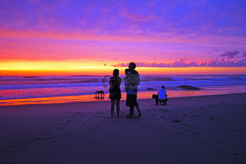 人们在波图加西海岸 观看令人难以置信的日落图片