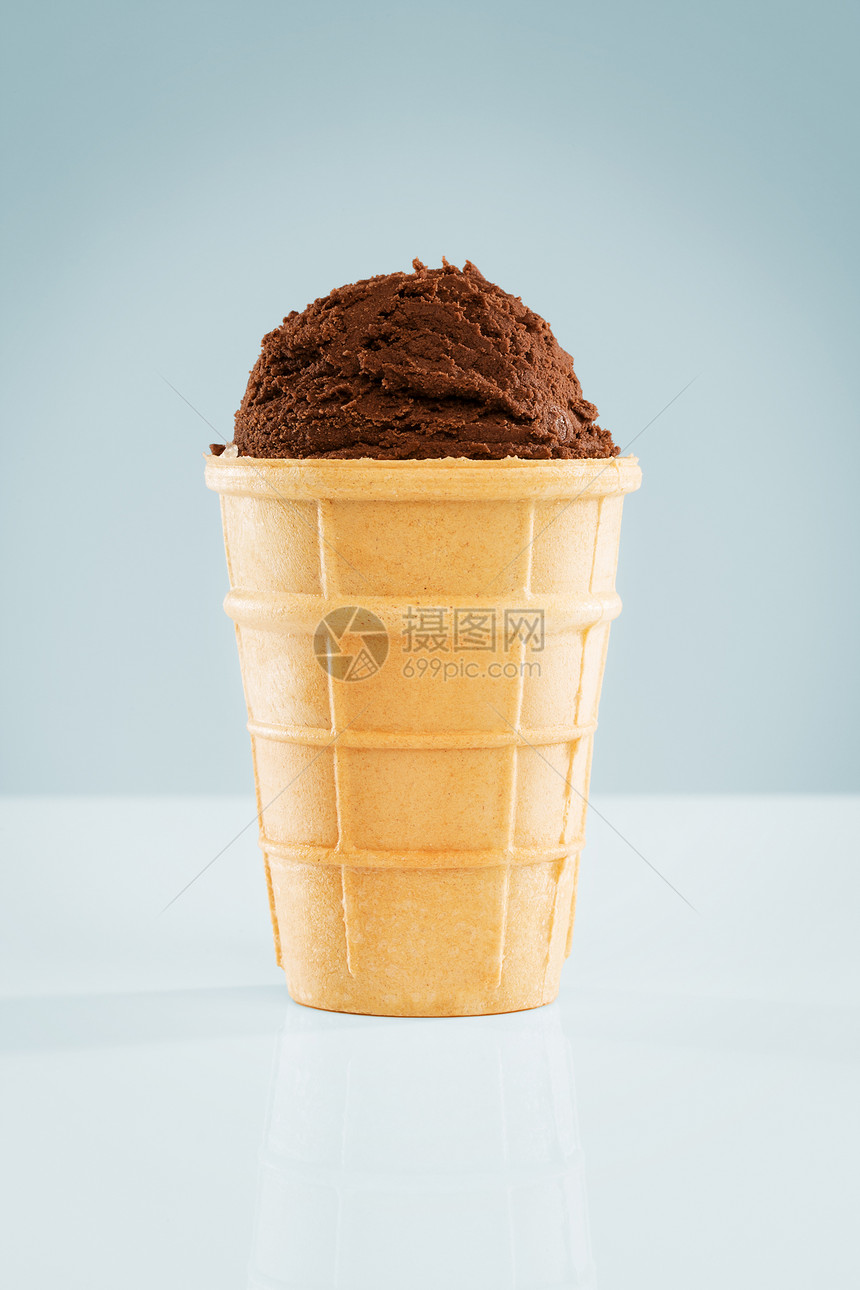 巧克力冰淇淋一勺在华夫饼里图片