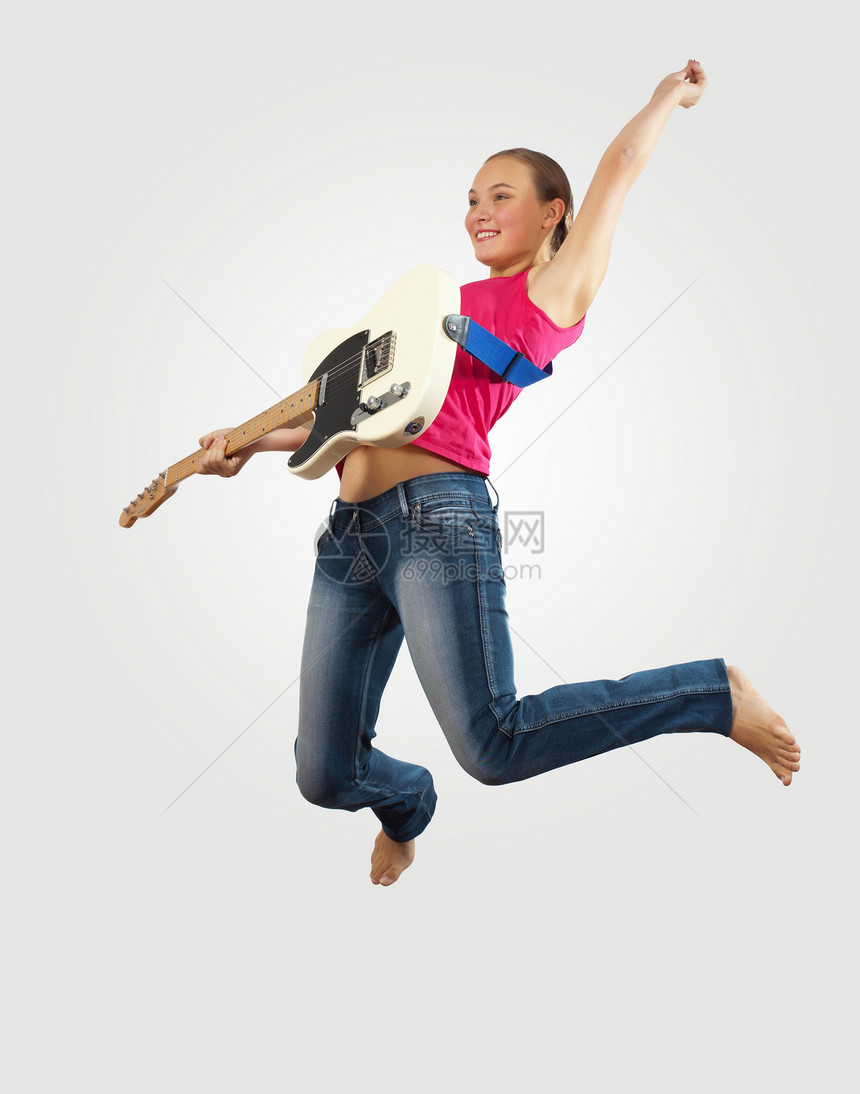 女青年玩电吉他和跳跳音乐会歌曲女性男生跳跃享受玩家吉他手舞蹈流行音乐图片