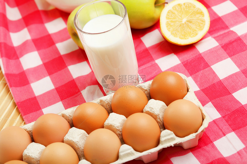 牛奶在玻璃罐子和鸡蛋里奶制品养分农场食物投手烹饪营养面粉蛋壳乳糖图片