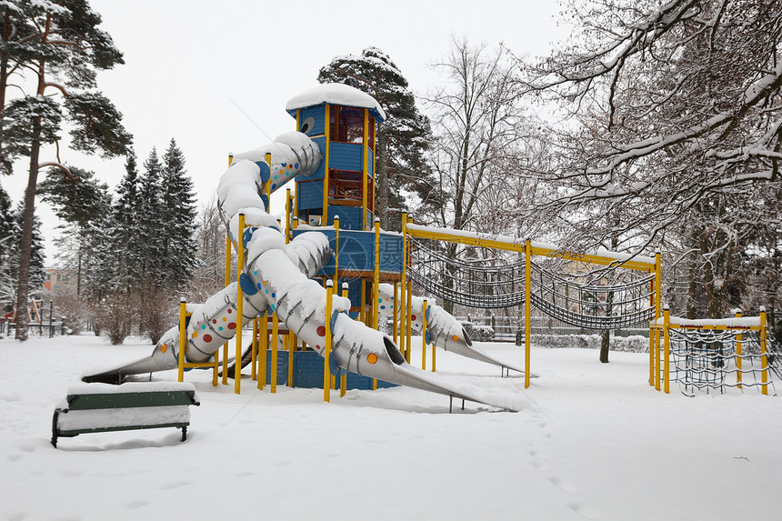 积雪中的积雪天空场景树木操场白色城市下雪孩子们公园图片