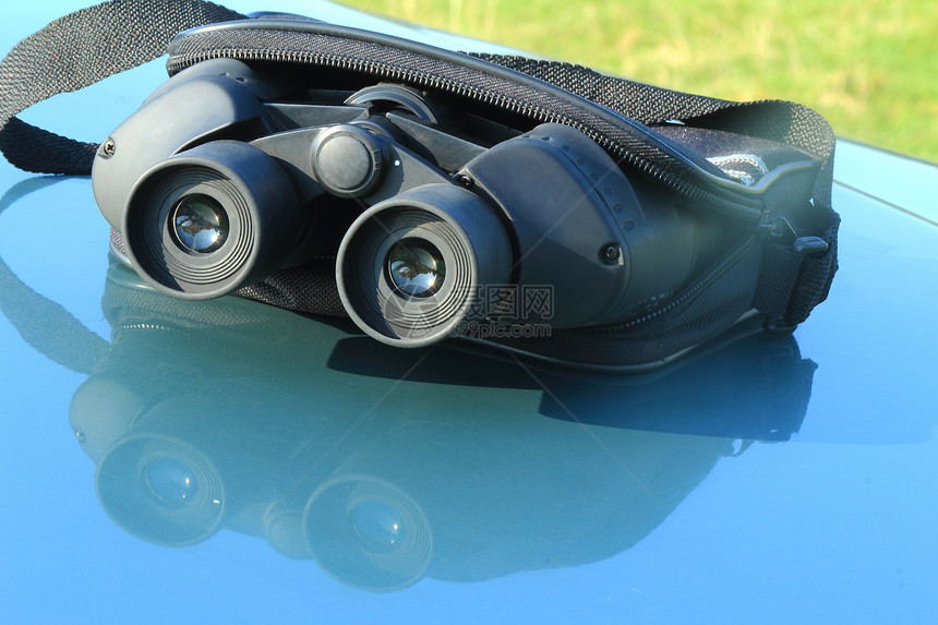 汽车引擎盖上袋子里的望远镜观察物体光学近似值眼镜镜片案件引擎盖图片