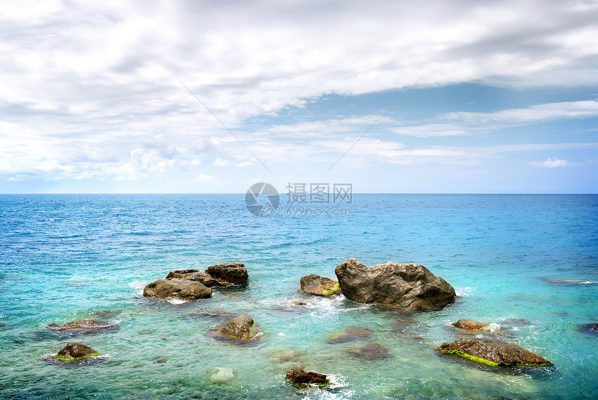 海洋中的石头海岸线场景海岸晴天蓝色天气支撑海浪天空反射图片