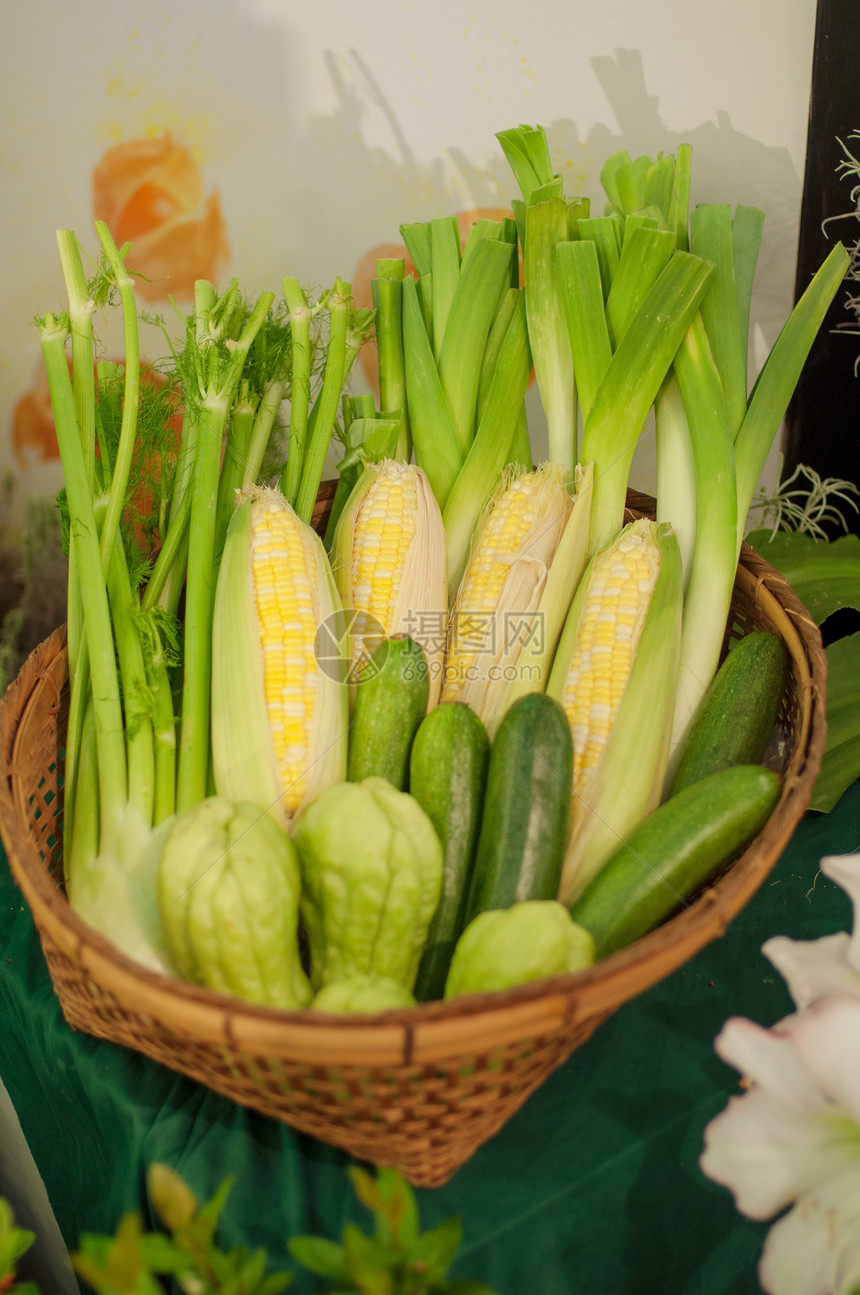 一篮蔬菜 甜玉米 苦果和扇贝植物绿色食物收成农场生产图片