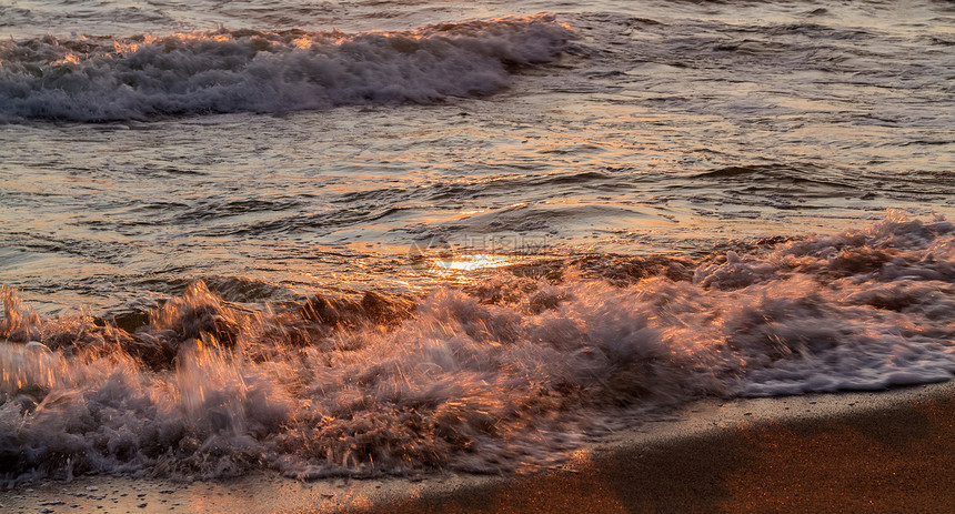 日落时在海上海滩冲浪图片