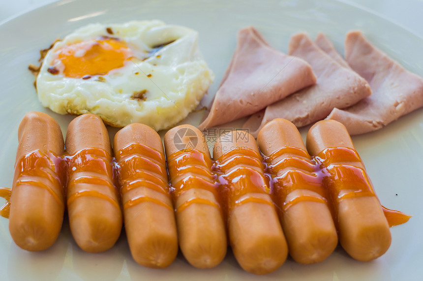 早饭香肠盘子油炸午餐食物早餐黄色白色火腿面包图片