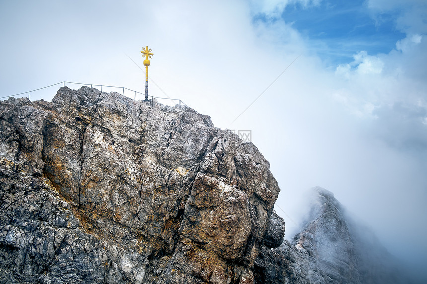 Zugspitze 祖尔皮茨岩石顶峰运动风景蓝色乐趣石头旅游季节天气图片