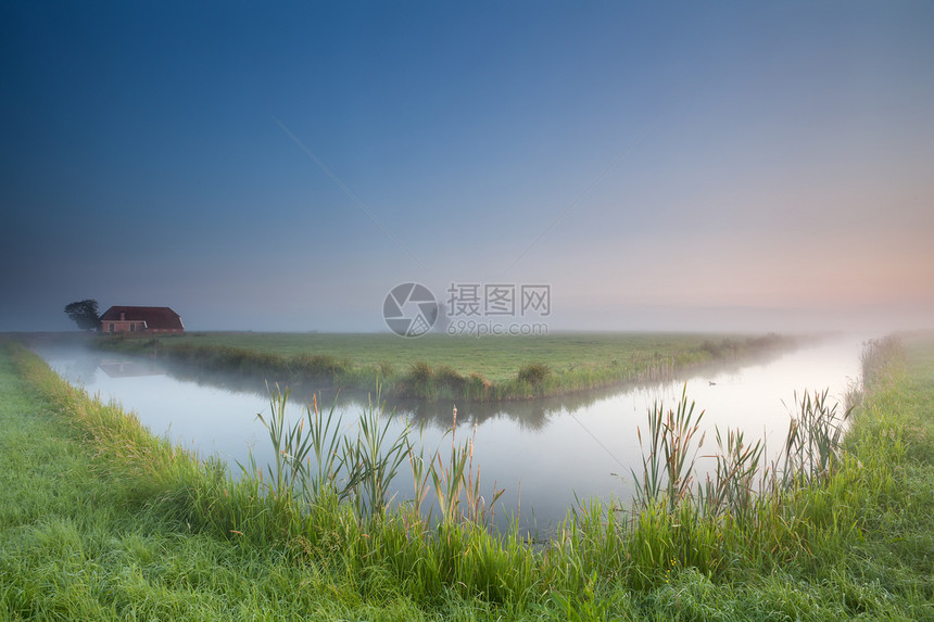 河上清晨寒冷的夏日薄雾图片