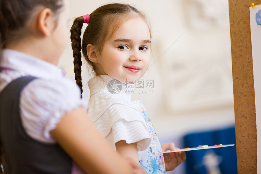 可爱女孩绘画活动孩子帆布职业闲暇工艺天赋爱好创造力白色图片