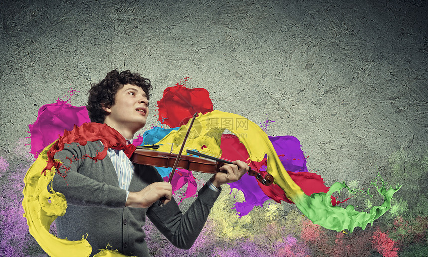 男青年小提琴家音乐会古典音乐艺术家乐器戏剧职业动作大提琴剧院气氛图片