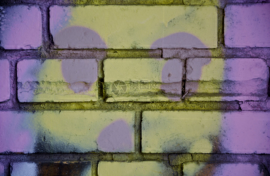 涂满多彩涂鸦的旧砖墙创造力城市艺术图片