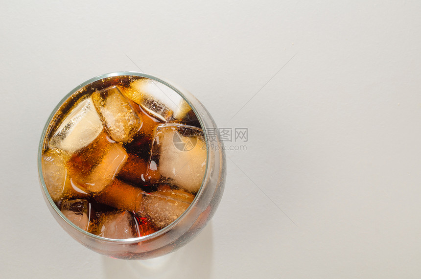 一杯可乐汽水高视角冰块冷藏水平饮料玻璃图片