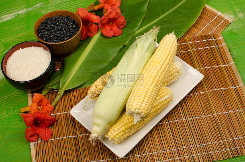 玉米在鳕鱼上菜豆豆子美食水平静物棒子蔬菜烹饪主食图片