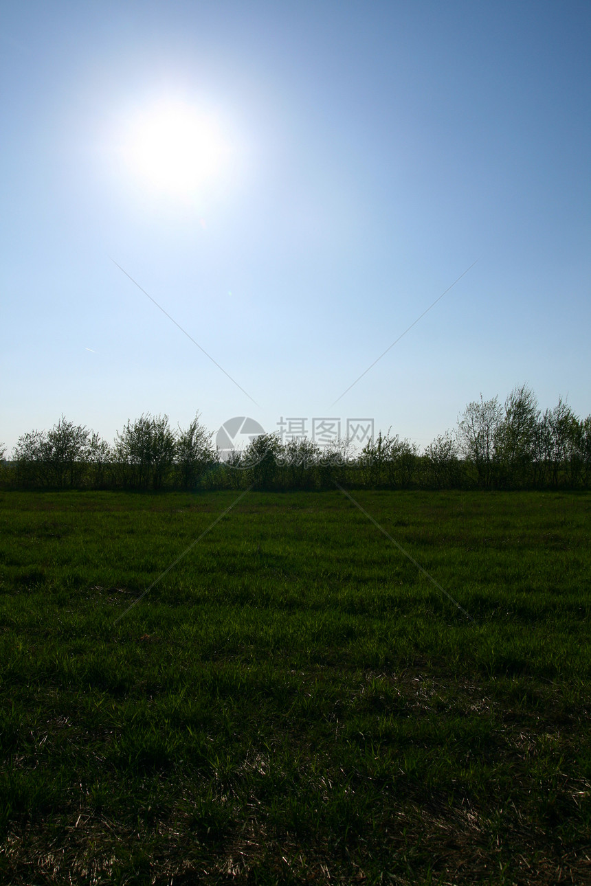 天空草地土地地平线天气农村蓝色季节国家太阳阳光城市图片