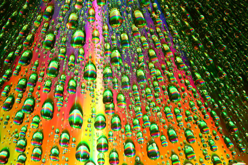 多彩水滴飞沫宏观淋浴雨水彩虹紫色雨滴气泡液体反射图片